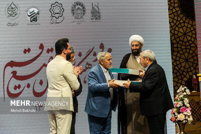  تجلیل از علی انسانی و حامد کاشانی در ویژه‌ برنامه «شجره طیبه» در قم
