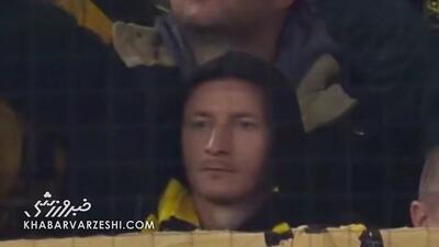 ویدیو| بازگشت کاپیتان به خانه/ VIP نه، ستاره محبوب بازی را ایستاده از سکوی تیفوسی‌ها دید! - پارس فوتبال