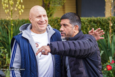 لنگ قرمز خاص در اتاق رئیس فدراسیون +عکس - پارس فوتبال