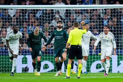 رائول آسنسیو: وقتی بازیکنان رئال مادرید را در محوطه جریمه نگه می‌دارند پنالتی نیست اما برعکس که باشد پنالتی می‌گیرند - پارس فوتبال