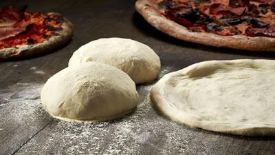  آموزش تهیه خمیر پیتزای خانگی تازه سبک و خوش‌طعم + فیلم