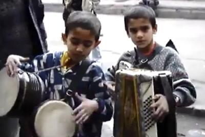  آواز جیگرسوز؛ برادرهای دوقلو کودک کار چه با اشک با آهنگ زدن پرسه میزنن تو خیابونا