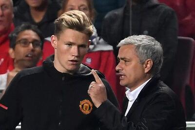 ژوزه مورینیو پیراهن مک تومینای را هدیه گرفت: من به خاطر او، پوگبا را نیمکت‌نشین کردم