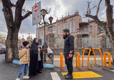 اهدا گل رز و تقدیم پیام مهر و تکریم به مادران با حضور تکاوران فاتحین سپاه تبریز در سطح شهر   تصاویر - تسنیم