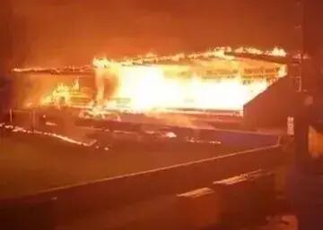  تبعات سقوط: مردم استادیوم تیم‌شان را آتش زدند!