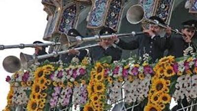  نقار‌ه‌نوازی خادمان حرم رضوی در صبح میلاد حضرت زهرا(س) + فیلم