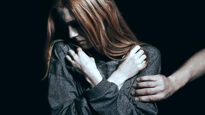 تجاوز نخبه اقتصاد به دختر جوان؛ از دختر بیچاره فیلم و عکس‌های مستهجن گرفته بود!