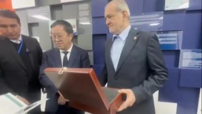 بازدید پزشکیان از اتاق عمل جراحی قلب در قزاقستان