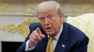 طفره رفتن ترامپ از سوال خبرنگار: من از خلبانان B2 دفاع می‌کنم