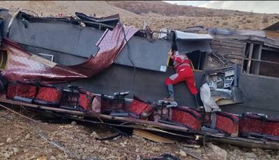  انتقال مصدومان حادثه واژگونی اتوبوس به سمیرم