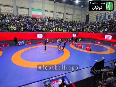 ورود جیمی جامپ به زمین و در آغوش گرفتن حسن یزدانی