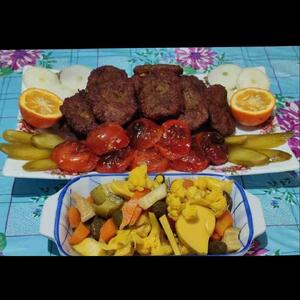  تایم ناهار ..کباب شامی وترشی خونگی..😋..نوش نگاهتان 🍁🍁