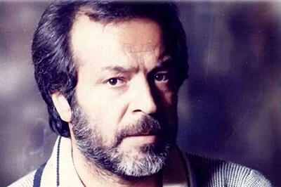  ژست خاص «ایرج قادری» داخل دفتر کارش در دهه 50