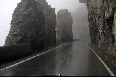 لحظه تصادف پژو پارس به‌خاطر لیز بودن جاده چالوس