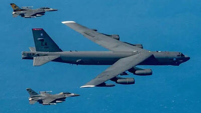 پرواز بمب‌افکن‌های اتمی آمریکا بر فراز دریای ژاپن