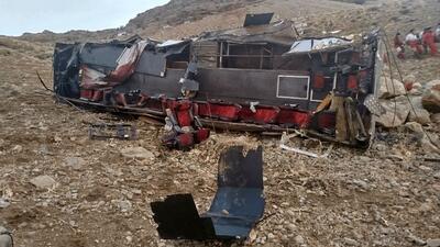 سقوط مرگبار اتوبوس در سمیرم با ۳ فوتی و ۱۵  مصدوم