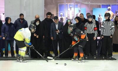 آغاز دیدار لیگ هاکی روی یخ بانوان به دست مادر و همسر شهید