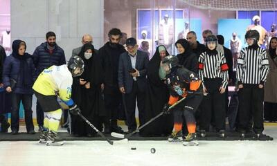 آغاز دیدار لیگ هاکی روی یخ بانوان به دست مادر و همسر شهید