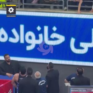  حرکت عجیب هوادار حسن یزدانی برای سلفی گرفتن/ پرتاب گوشی! + فیلم