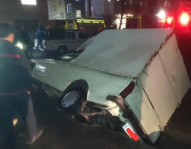 نشست  ۱۰ متری زمین در شهرک ولیعصر؛ سه خودرو در زمین فرو رفت