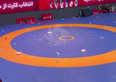 ببینید / زشتی‌های یک فینال پر هیجان؛  بارش بطری و اشغال، شکسته شدن پنل دور زمین و شیشه دلستر در جایگاه داوران