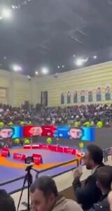 ببینید؛ تشویق یکصدای رسول خادم توسط تماشاچیان بعد از اعلام نام دبیر!
