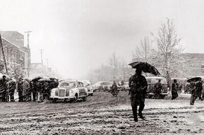 تهران، اصفهان، همدان و اراک زیر برف سنگین!/ بارش برف در آذر ۱۳۵۴ را ببینید