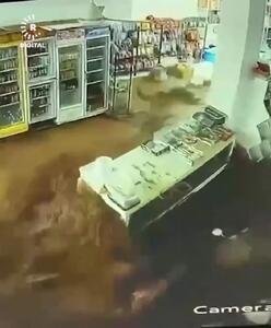 لحظه ورود سیل ویرانگر به یک فروشگاه در چمچال