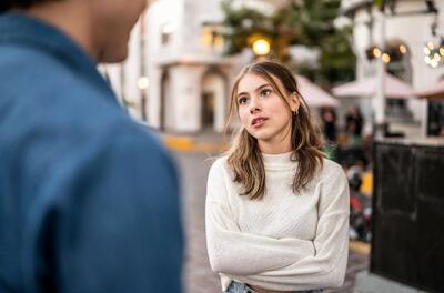  پرچم‌های صورتی در رابطه چیست و چرا باید مراقبشان باشیم؟