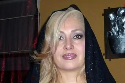 «جهانگیر فروهر» در حال صحبت با دخترش «لیلا فروهر» در دهه ۴۰