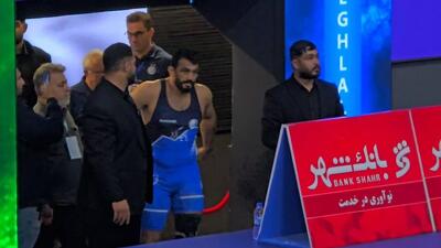 لحظه ورود حسن یزدانی به تشک کشتی در میان تشویق استقلالی‌ها