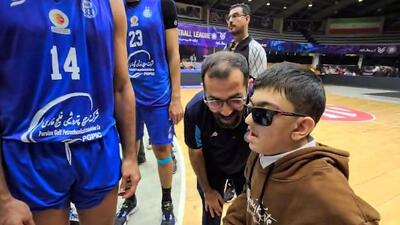 کودک نابینایی که در فوتبال پرسپولیسی است و برای دیدن بازیکنان بسکتبال استقلال آمده است