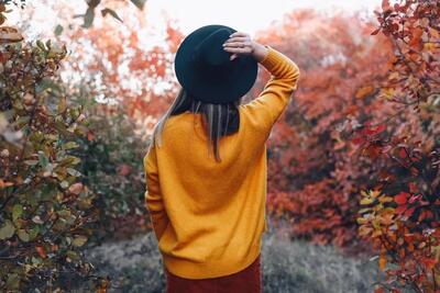 با این پرامپت‌های عکس پاییزی، عکس پروفایل پاییزی طبیعی و خاص بسازید