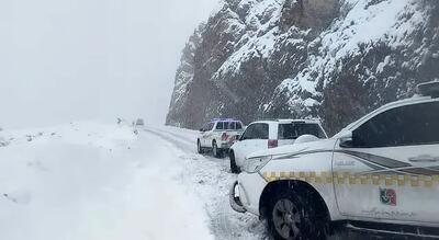برف و لغزندگی در برخی جاده‌ها؛ محدودیت‌های ترافیکی ۲۱ آذر اعلام شد