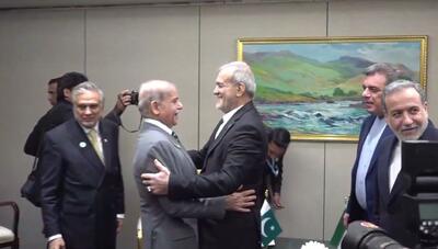  دیدار پزشکیان و شهباز شریف/ تاکید سران ایران و پاکستان بر تقویت همکاری‌های مشترک و تسریع در اجرای توافقات فیمابین