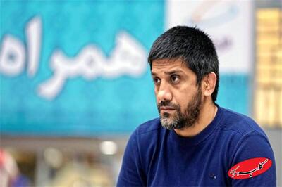 تابلوی عجیب در اتاق علیرضا دبیر؛ لُنگ قرمز و اسطوره در یک قاب + عکس - کلبه سرگرمی