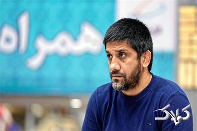 تابلوی عجیب در اتاق علیرضا دبیر؛ لُنگ قرمز و اسطوره در یک قاب + عکس - مجله اینترنتی کولاک