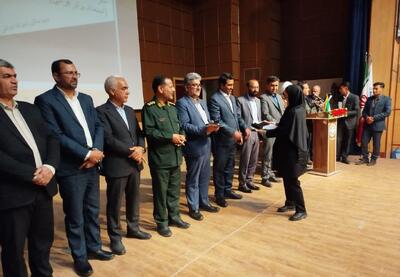  مراسم تجلیل از افتخار آفرینان کنکور در بردسکن برگزار شد