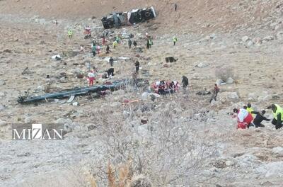 بر اثر سقوط اتوبوس به دره در محور سمیرم–یاسوج ۳ نفر جان باختند