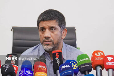 واکنش دبیر به شعار هواداران؛ کسانی که بطری پرتاب کردند از کشتی نبودند - پارس فوتبال