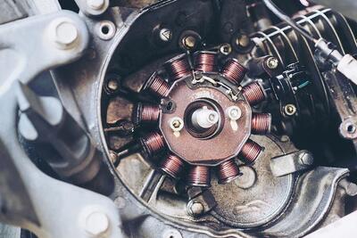 سیستم جرقه زنی موتور سیکلت؛ انواع، اجزا، تنظیم و عیب یابی - پدال