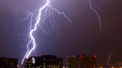 حادثه برق‌آسا در یاسوج /  برخورد صاعقه جوان ۲۰ ساله را زمین‌گیر کرد