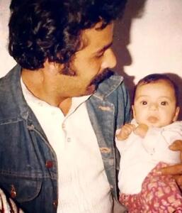  نوزادی رویا میرعلمی در آغوش پدرش؛ سال ۵۷