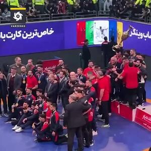 لحظه اهدای کاپ قهرمانی لیگ کشتی آزاد+ ویدئو