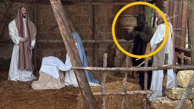  یک خلافکار در ایتالیا تلاش کرد تا در یک صحنه‌ی میلاد مسیح، خود را به شکل یک آدمک درآورد