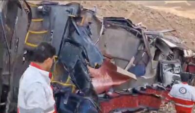  تصاویری از واژگونی اتوبوس مسافربری در مسیر سمیرم به یاسوج