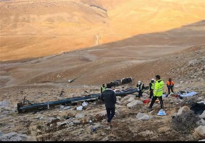 عملیات امداد گسترده پس از واژگونی اتوبوس سمیرم/یک نفر مفقودی در حادثه تصادف - تسنیم