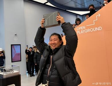  اولین خریدار گوشی Galaxy Z TriFold رکورد صف‌های شبانه را شکست