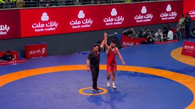 بارش بطری از سوی هواداران به داخل سالن