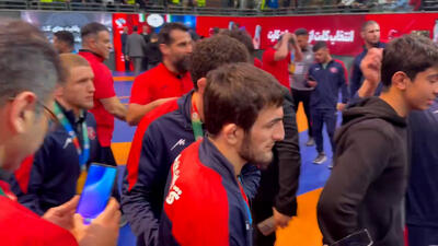 قهرمان جهان و المپیک در صف گرفتن عکس با جام